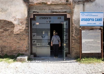 Bursa'da 1700 yıllık Ayasofya Camisi'ne cam kapı taktılar!
