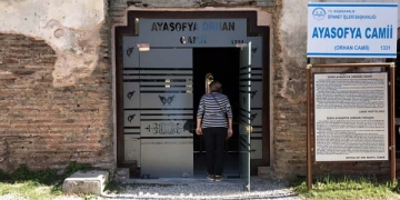 Bursa'da 1700 yıllık Ayasofya Camisi'ne cam kapı taktılar!