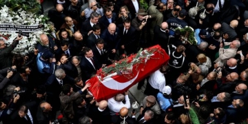 Ara Güler’i son yolculuğuna onbinler uğurladı!