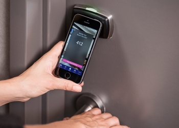 Çin'de akıllı telefon kendi kendine 10 bin liralık otel odası kiraladı!