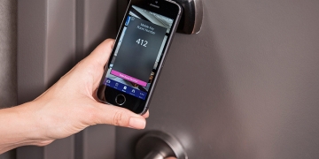 Çin'de akıllı telefon kendi kendine 10 bin liralık otel odası kiraladı!