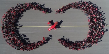 Cumhuriyet Bayramı’nda Türk kadın akrobasi pilotundan muhteşem gösteri!