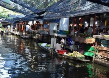 ‘Asya’nın Venedik’i Bangkok’un yüzen pazarları turist akınına uğruyor!