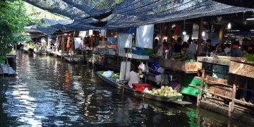 ‘Asya’nın Venedik’i Bangkok’un yüzen pazarları turist akınına uğruyor!
