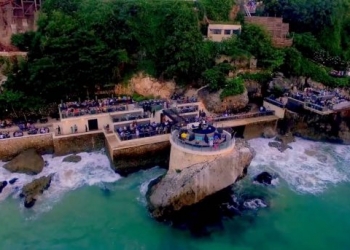 Bali’deki Ayana Resort Hotel’in havuz kenarında telefon yasaklandı!