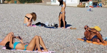 Kasım geldi, Antalya'da turistlerin deniz keyfi bitmedi!