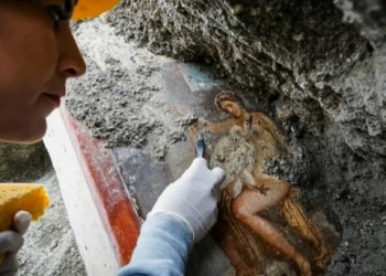Pompeii’de büyük keşif: Tanrıça Leda ve Zeus duvar resmi bulundu!