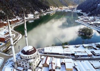 Ünlü turizm merkezi Uzungöl beyaza büründü!