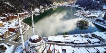 Ünlü turizm merkezi Uzungöl beyaza büründü!