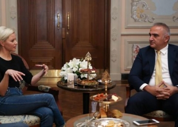 Bakan Ersoy ABD’li aktris Elizabeth Banks’ı kabul etti!