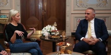 Bakan Ersoy ABD’li aktris Elizabeth Banks’ı kabul etti!