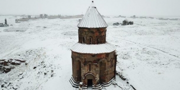 Beyaza bürünen Medeniyetler Beşiği Ani’ye turist akını başladı!