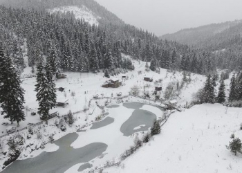 Beyaza bürünen Yaralıgöz Dağı görsel şölen sunuyor