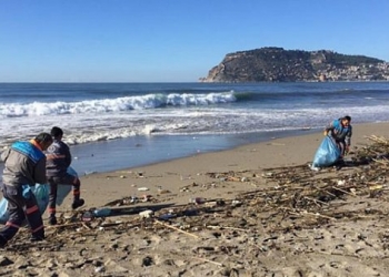 Dalga sörfüne ev sahipliği yapacak Alanya’da sahiller temizlendi!