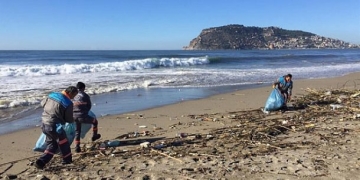 Dalga sörfüne ev sahipliği yapacak Alanya’da sahiller temizlendi!