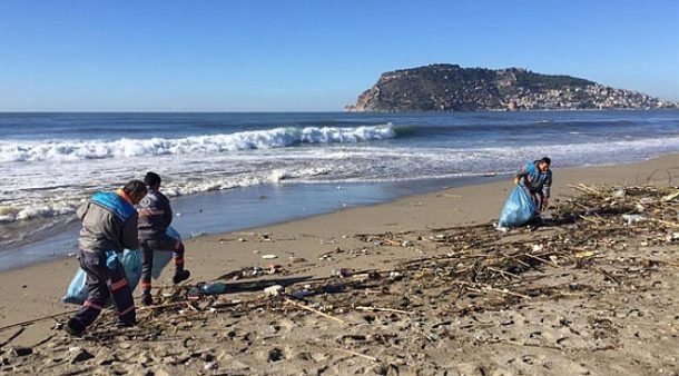 dalga sorfu evsahipligi yapacak alanya da sahiller temizlendi 610x338 1