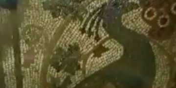 Definecilerin açtığı çukurdan 1800 yıllık tarih fışkırdı!