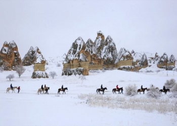 Kapadokya’da karlar altındaki peri bacaları arasında atlı safari!