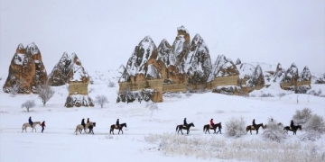 Kapadokya’da karlar altındaki peri bacaları arasında atlı safari!