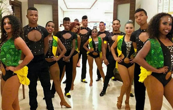 Kolombiyalı dansçılar Atatürk Havalimanı'nda 12 gündür mahsur!