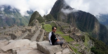 Omurgasında 30 vidayla, dil bilmeden dünya turu yaptı!