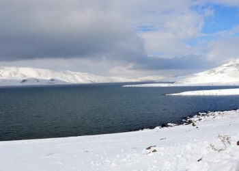 Türkiye’nin en yüksek gölü beyaza büründü!
