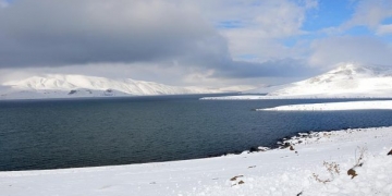 Türkiye’nin en yüksek gölü beyaza büründü!
