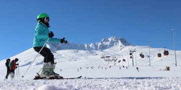 Erciyes Kayak Merkezi bir ayda 400 bin kişiyi ağırladı!