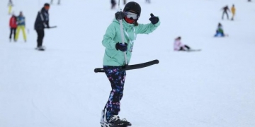 Turistlerin akın ettiği Uludağ Kayak Merkezi’nde işletmecilerin yüzü güldü!