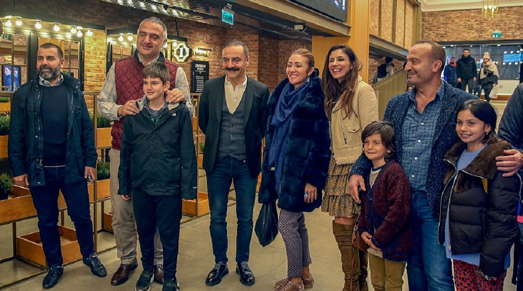 Mehmet Ersoy ailesiyle Organize İşler'i izledi