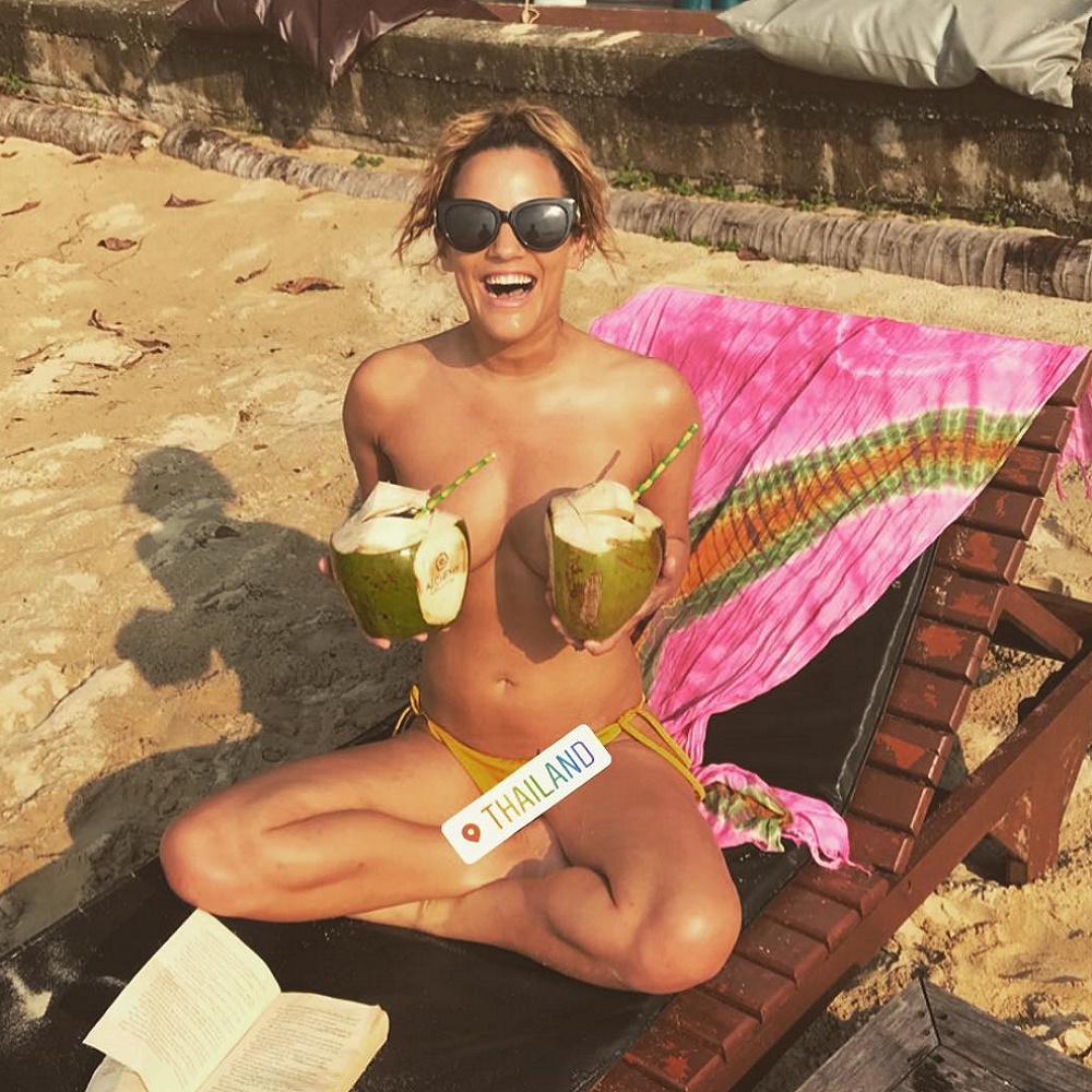 Caroline Flack Koh Chang tatilinde üstsüz güneşlendi