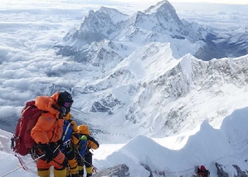 Çin, çöp dağına çevrilen Everest'i turistlere kapadı!