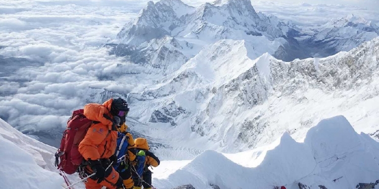 Çin, çöp dağına çevrilen Everest'i turistlere kapadı!