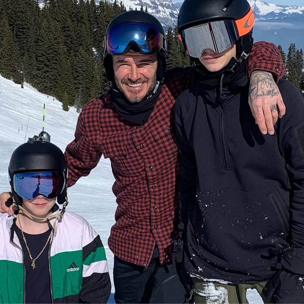 David Beckham kızı ve oğullarıyla kayak keyfi yaptı.