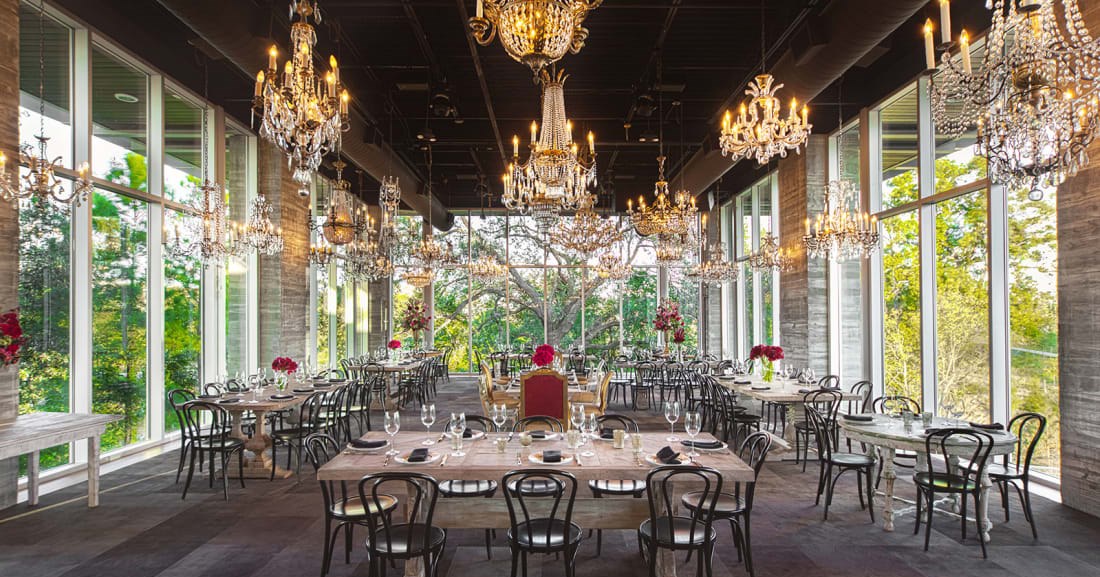 Dünyanın en romantik restoranları... Sevgililer gününe özel 14 muhteşem restoran 12 The Kitchen, göz alıcı avizeleriyle de ünlü.