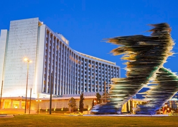 Ferit Şahenk şimdi de Atina Hilton'daki hissesini satıyor!