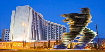 Ferit Şahenk şimdi de Atina Hilton'daki hissesini satıyor!