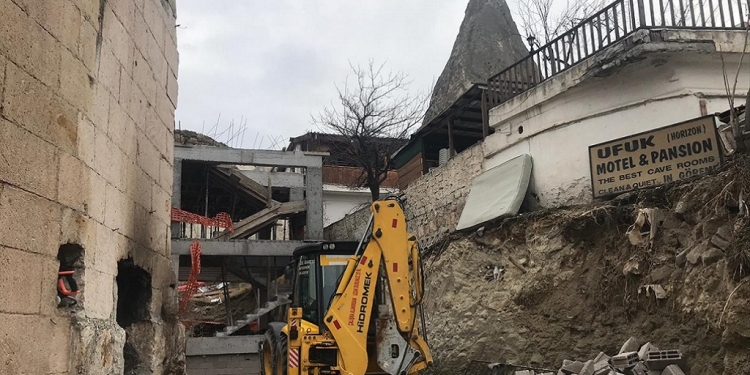 Bakanlığın inşaatını durdurduğu Göreme'deki otelin yıkımına başlandı!