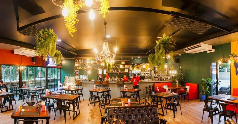 Phuket'teki ATatürk restoranını iki Türk işletiyor