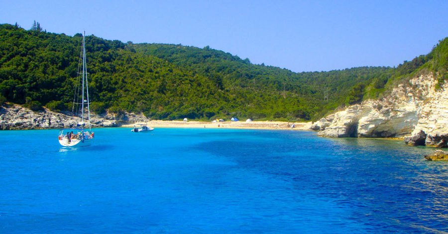 Hala keşfedilmemiş Yunanistan cenneti Parga... Parga'da nerede kalınır, ne yenir? 4 Parga'da gezilecek yerler arasında çevre adalar da var. Parga'dan Paxos ve Antipaxos adalarına günlük geziler düzenleniyor. Voutoumi plajındaki safir sular nefes kesicidir.