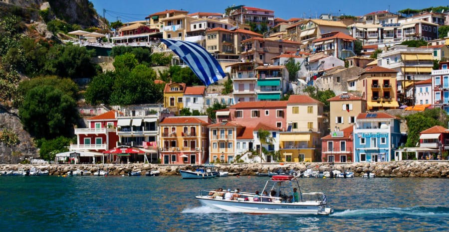 Hala keşfedilmemiş Yunanistan cenneti Parga... Parga'da nerede kalınır, ne yenir? 3 Parga'da gezilecek yerler arasındaki en merkezi yer Kryoneri plajı. Büyüleyici İyonya Denizi'ne bakan Parga merkezindeki Kryoneri plajı Venedik Kalesine kadar uzanan yol üzerinde birçok restoran, kafe ve bar sıralanır.
