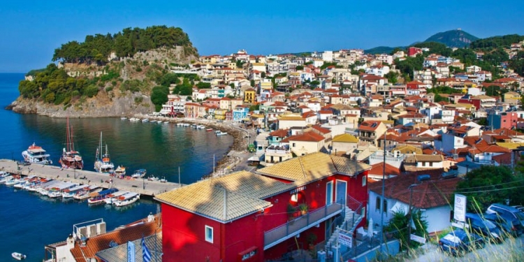 Şirin bir sahil kasabası olan Parga rengarenk evleri, Venedik kalesi, begonvil çiçekleri ve zeytinlikleriyle muhteşem bir manzara sunuyor.