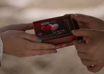 Sevgililer Günü'ne özel müzekart tasarlandı!