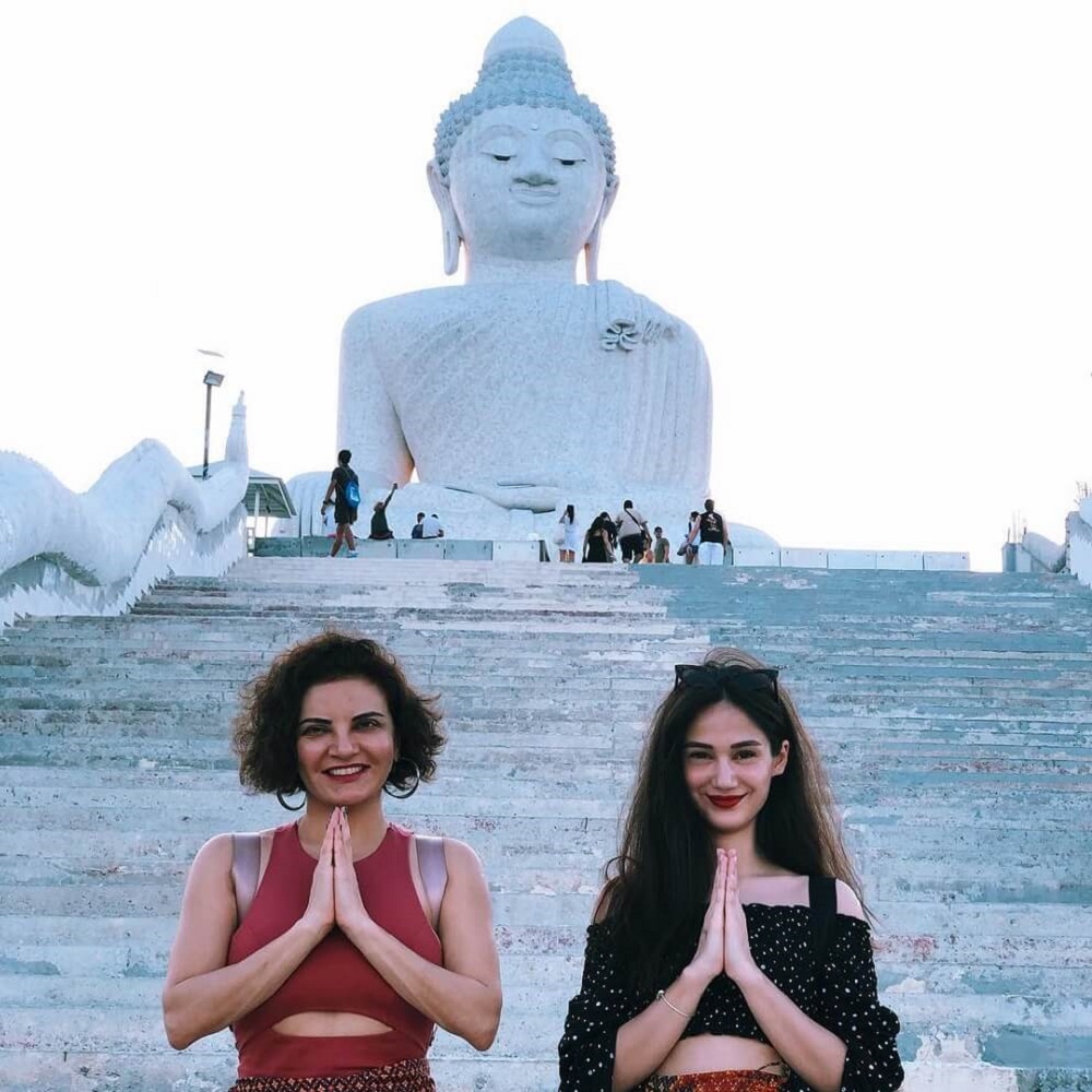 Göksel, Phuket'te Big Buddha'yı ziyaret etti.