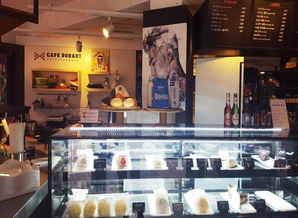 AOMG'nin Apgujeong'daki Dudart İsimli Cafesi