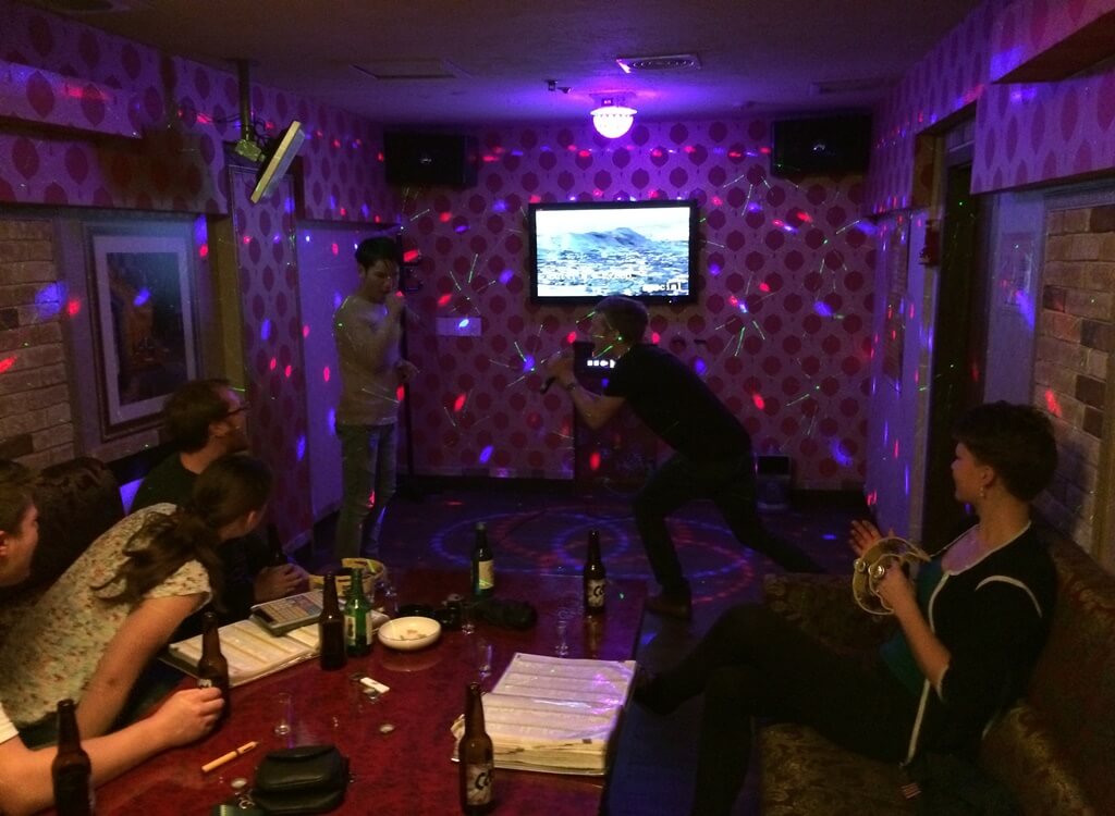 Bir karaoke odasının (noraebang) içerisi