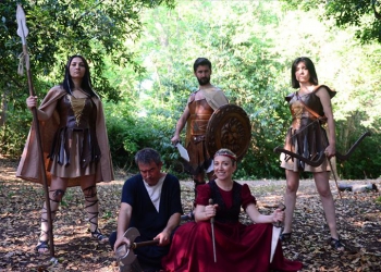 Mitolojik adada turistleri tiyatroyla karşılıyorlar