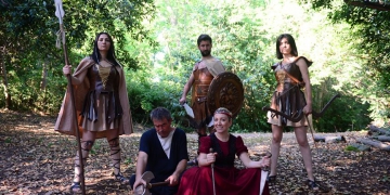 Mitolojik adada turistleri tiyatroyla karşılıyorlar