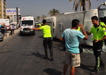 Antalya’da tur midibüsü devrildi: 16 Rus turist yaralı