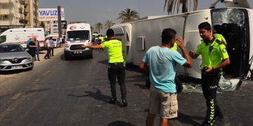 Antalya’da tur midibüsü devrildi: 16 Rus turist yaralı